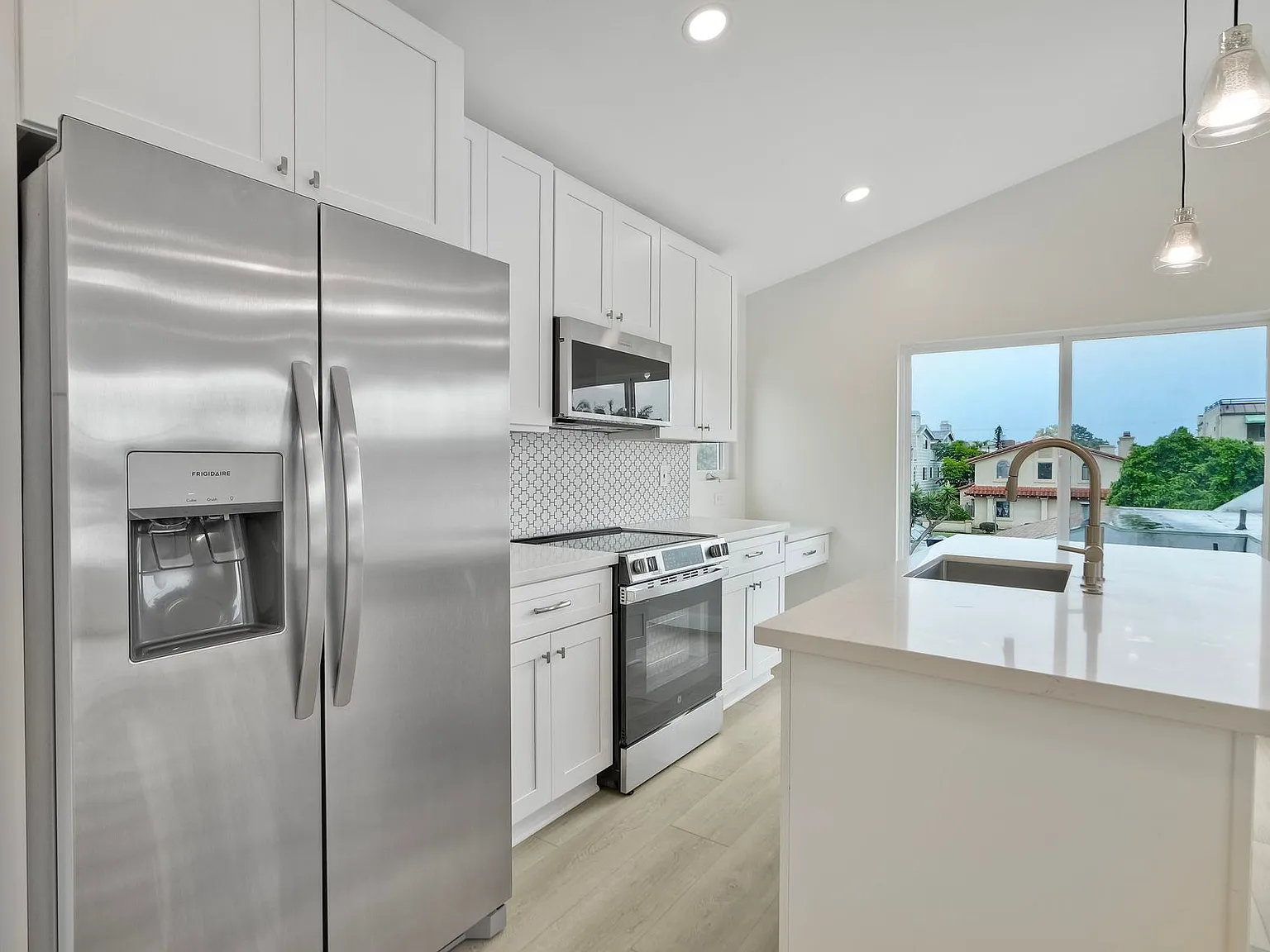 2 bed, 800 sqft, $4,200 — Photo 2