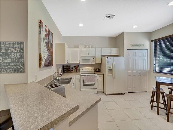 3rd image of 2595 Stockbridge Sq SW
