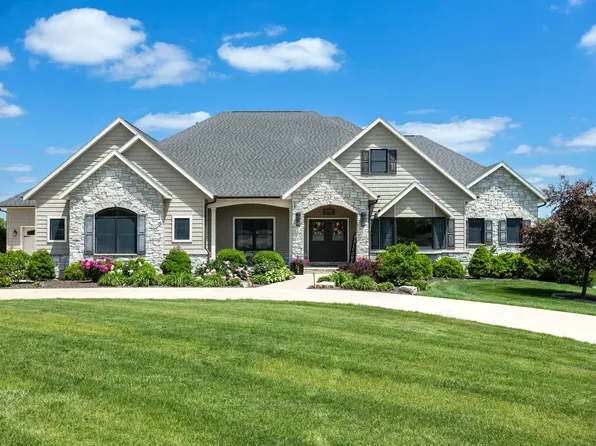 7 Pebble Creek Dr, Le Claire, IA 52753