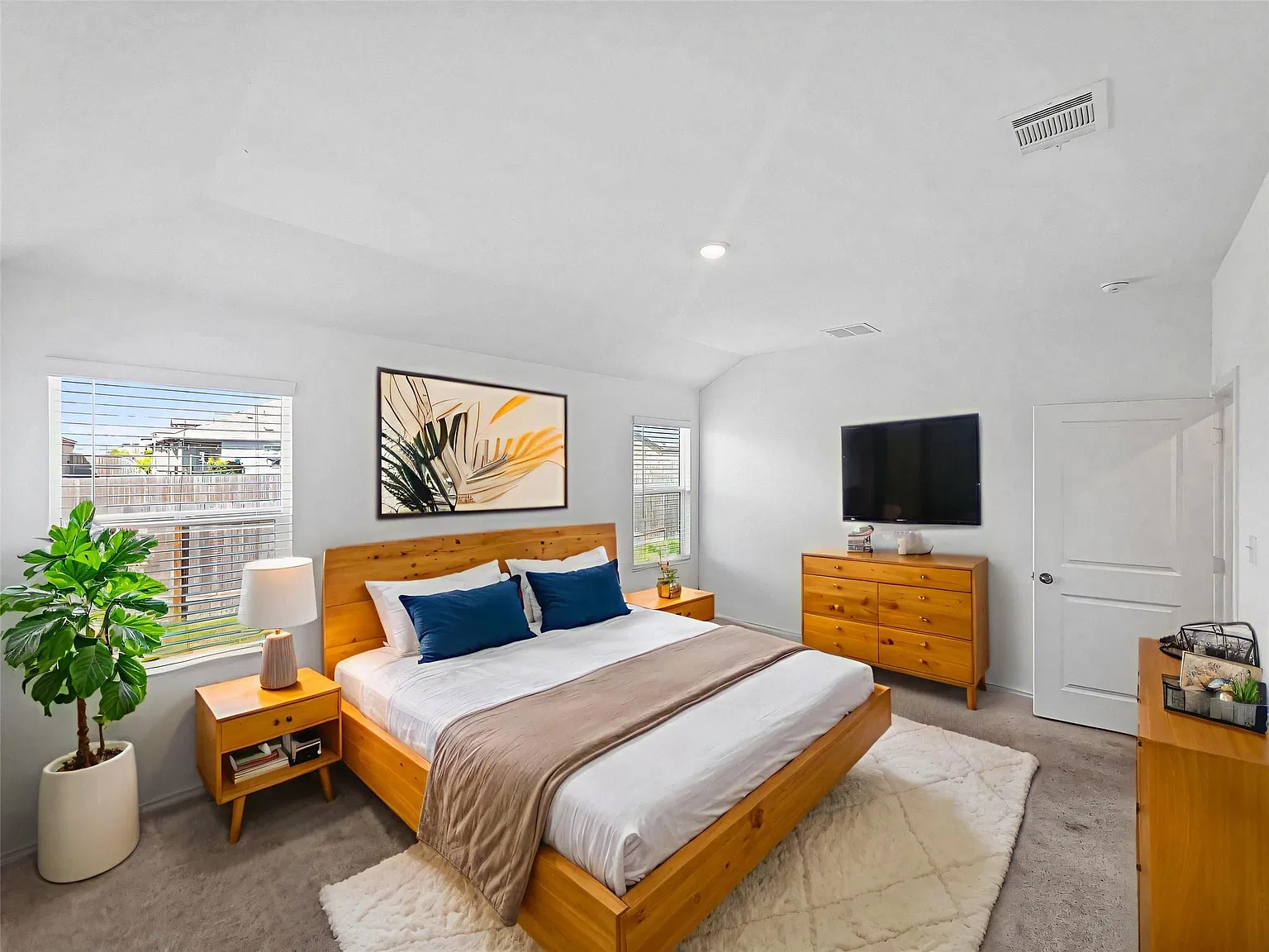 4 bed, 2.0 bath, 1808 sqft, $2,100 — Photo 3