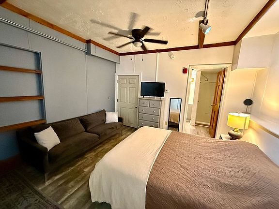 2nd image of 383 College St #1C