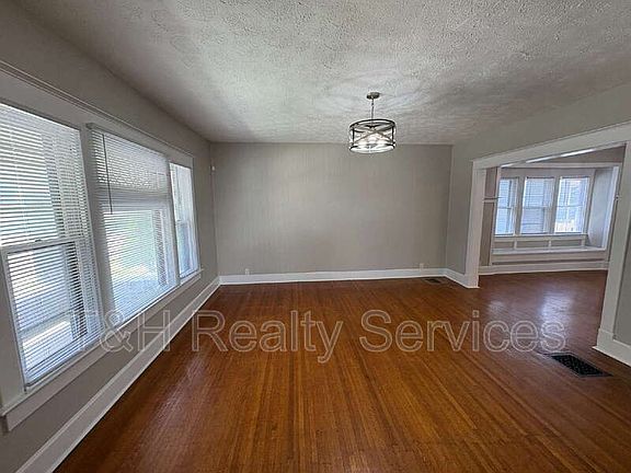4th image of 22 E Parkview Ave