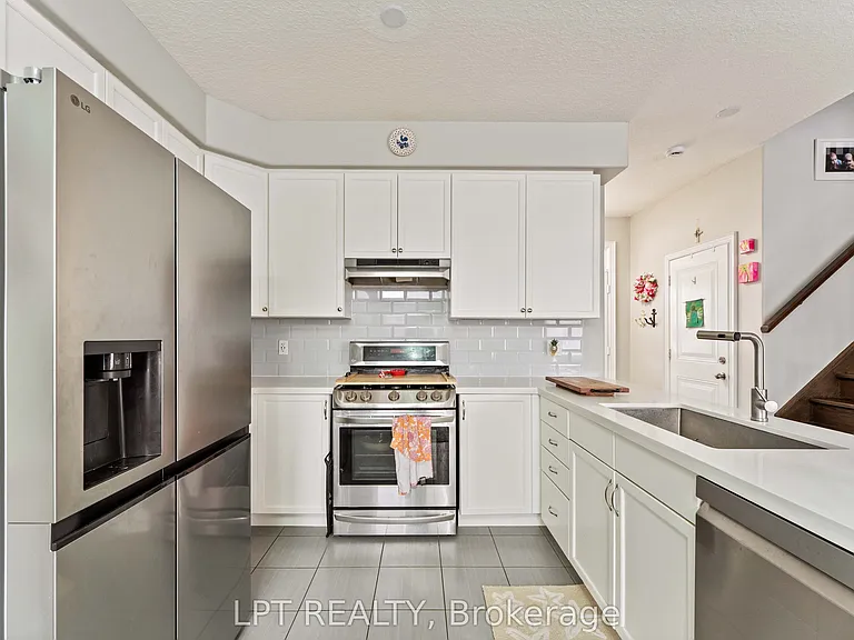 82 Nathan Cres — Photo 16