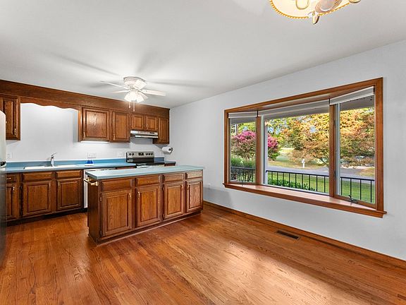 3rd image of 283 Morgan Ln
