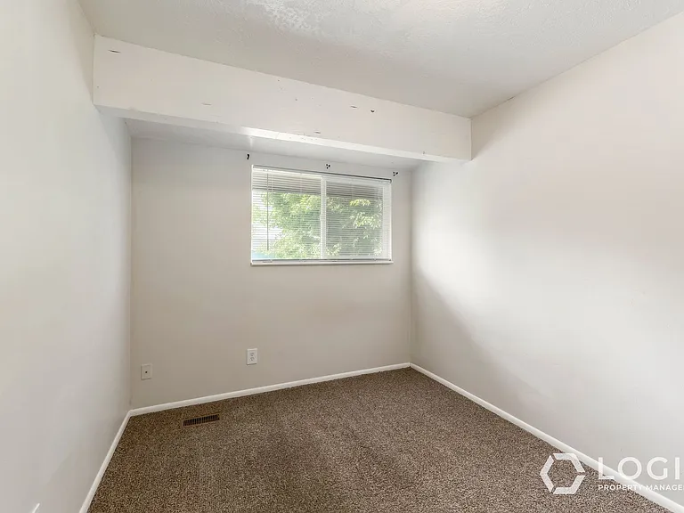 598 W 1975 N — Photo 15