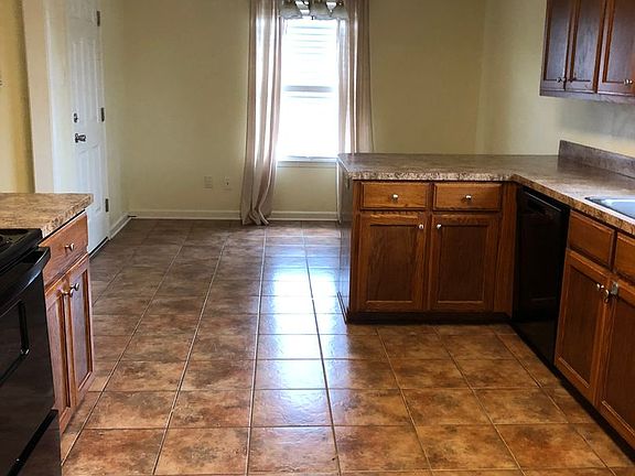 3rd image of 34 Hartwell Cir