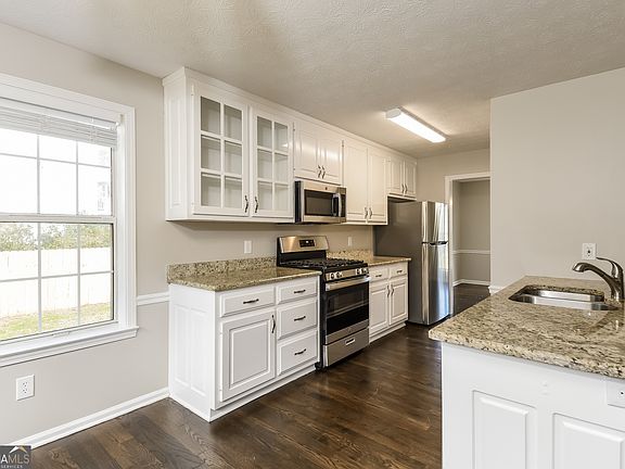 3rd image of 390 Westchester Way