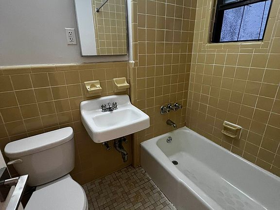 4th image of 235 E 82nd St APT 4A