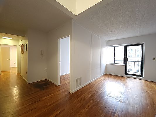 2nd image of 343 W 51st St #7CC