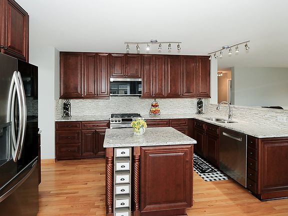 4th image of 9015 Hillcrest Ln