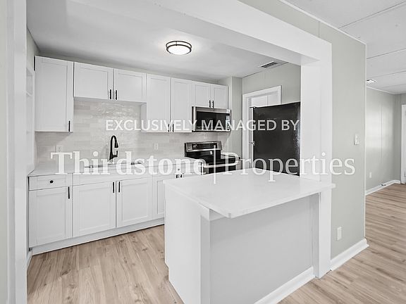 3rd image of 4554 Crescent St