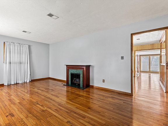 5th image of 114 Bradford Dr