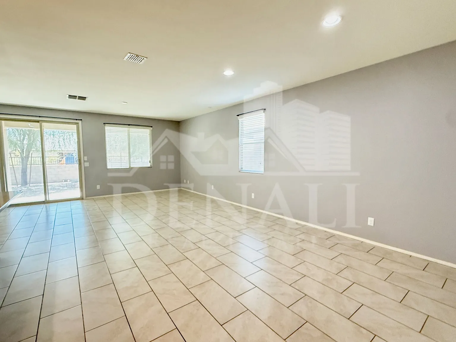 3 bed, 2.0 bath, 1905 sqft, $2,050 — Photo 3
