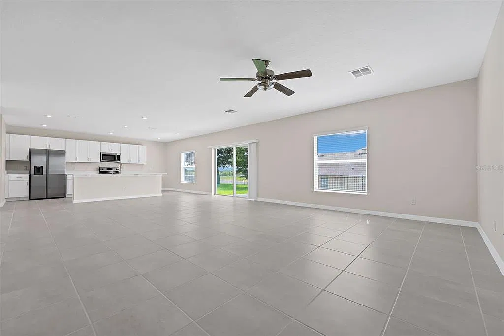 4 bed, 2.5 bath, 2160 sqft, $2,500 — Photo 3