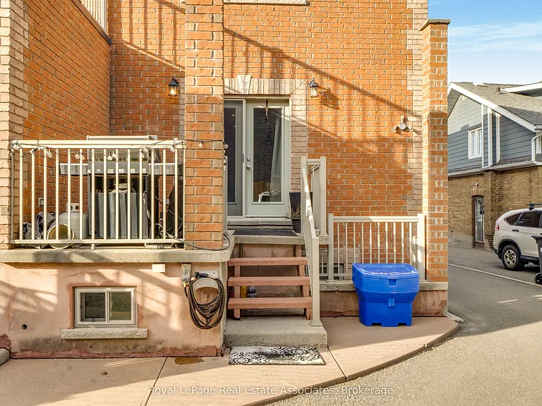 48 Mississauga Rd N #1 — Photo 27