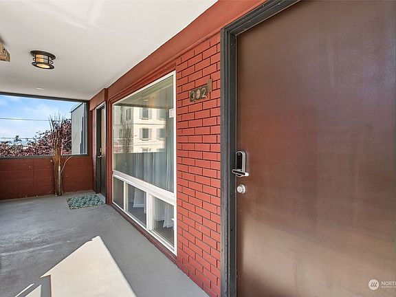 4th image of 752 Bellevue Avenue E #302