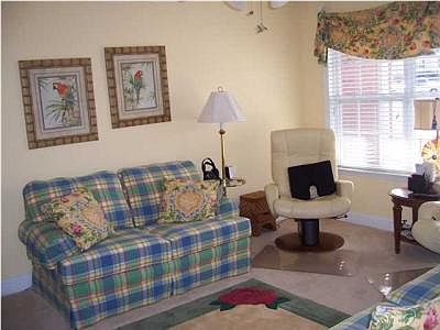 5th image of 211 Gladstone Dr