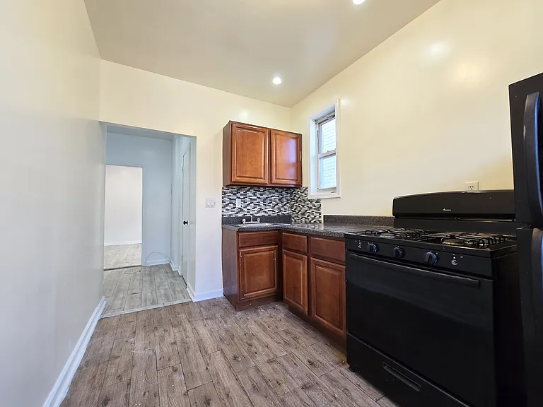 677 Dawson St #2 — Photo 2