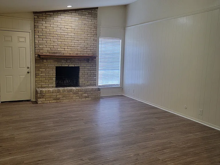 613 Woodhaven Pl — Photo 2