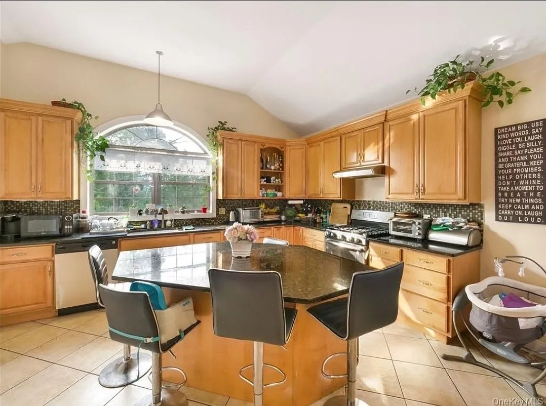 3 bed, $3,600 — Photo 2