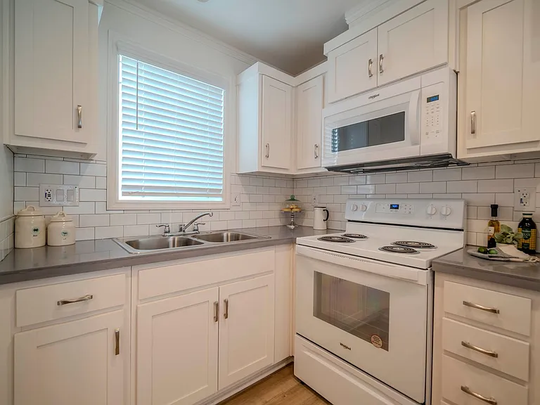 331 Avocado St — Photo 2