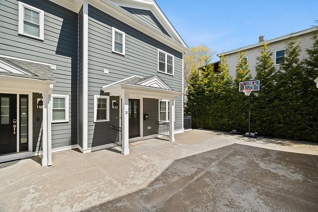 4 bed, 3.5 bath, 3020 sqft, $7,300 — Photo 2