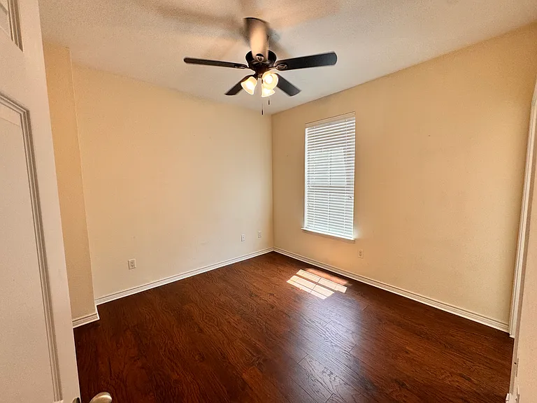 2116 Grove Park Ln — Photo 20