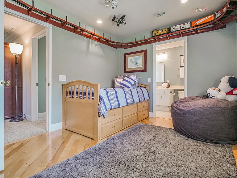 12472 Dormouse Rd — Photo 31