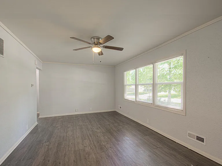 10810 Ewing Ave — Photo 8