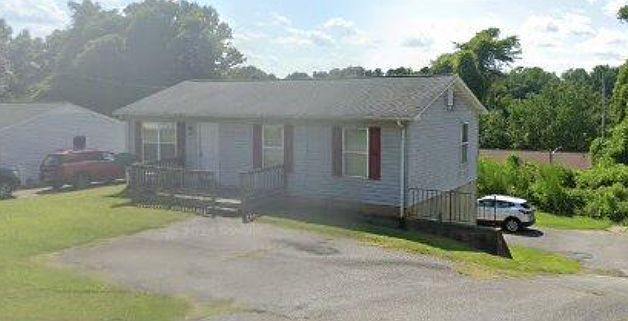 1st image of 915 Royal Dr #1
