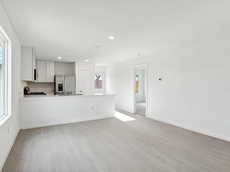 7402 Brownleaf Dr — Photo 2