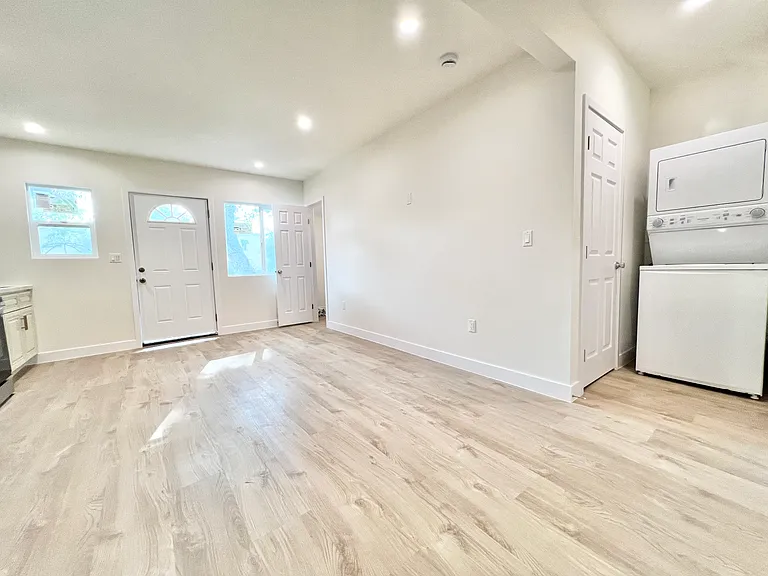 6723 Beverly Blvd — Photo 9