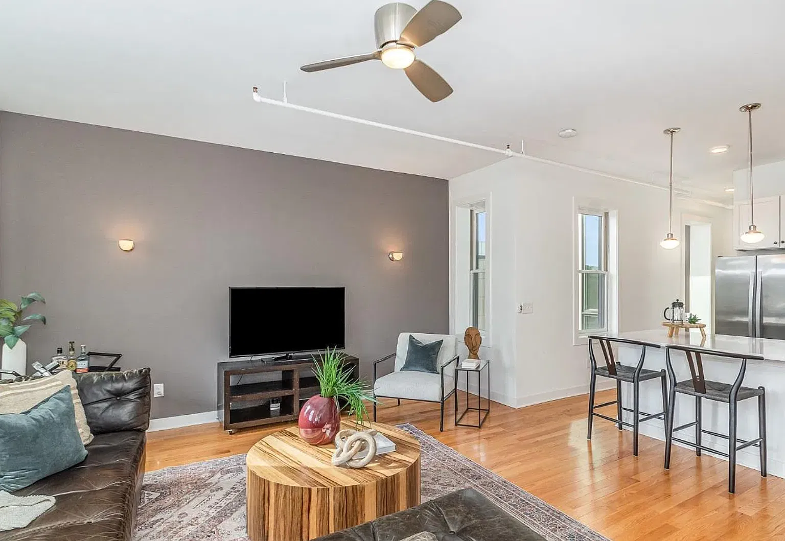 Furnished 2-Bed in the Heart of Downtown/OTR Balcony, In-Unit Laundry, and Skyline Views — Photo 4