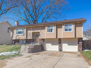 2920 Leawood Dr, Bellevue, NE 68123