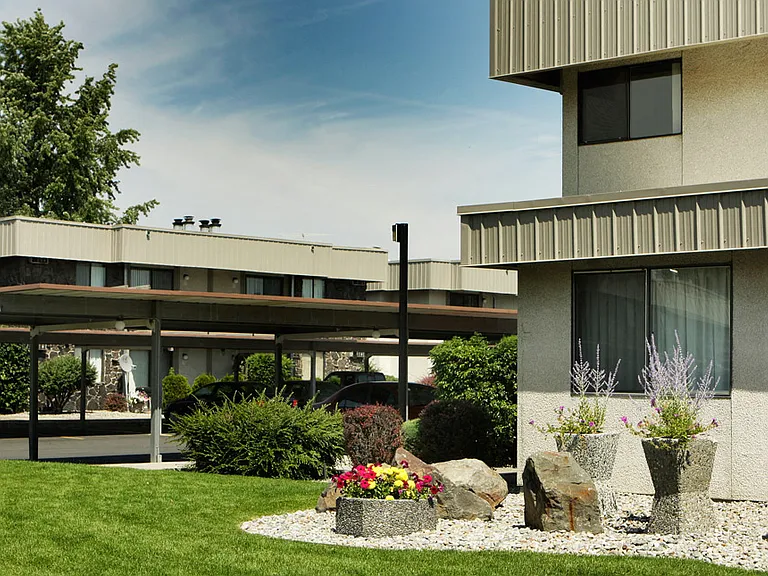 Quadrangle Apartments — Photo 7