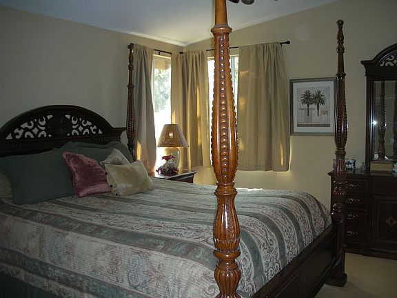 Master Suite w/Walk in Closet 