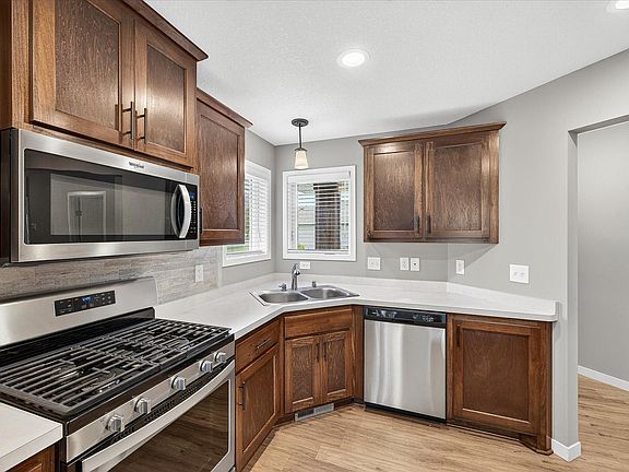 5th image of 1015 Winsome Way NW