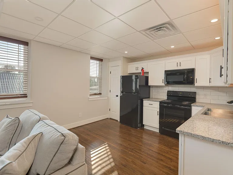 102 W Market St #B — Photo 13