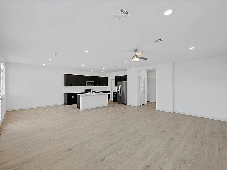 136 New Haven Ave — Photo 5