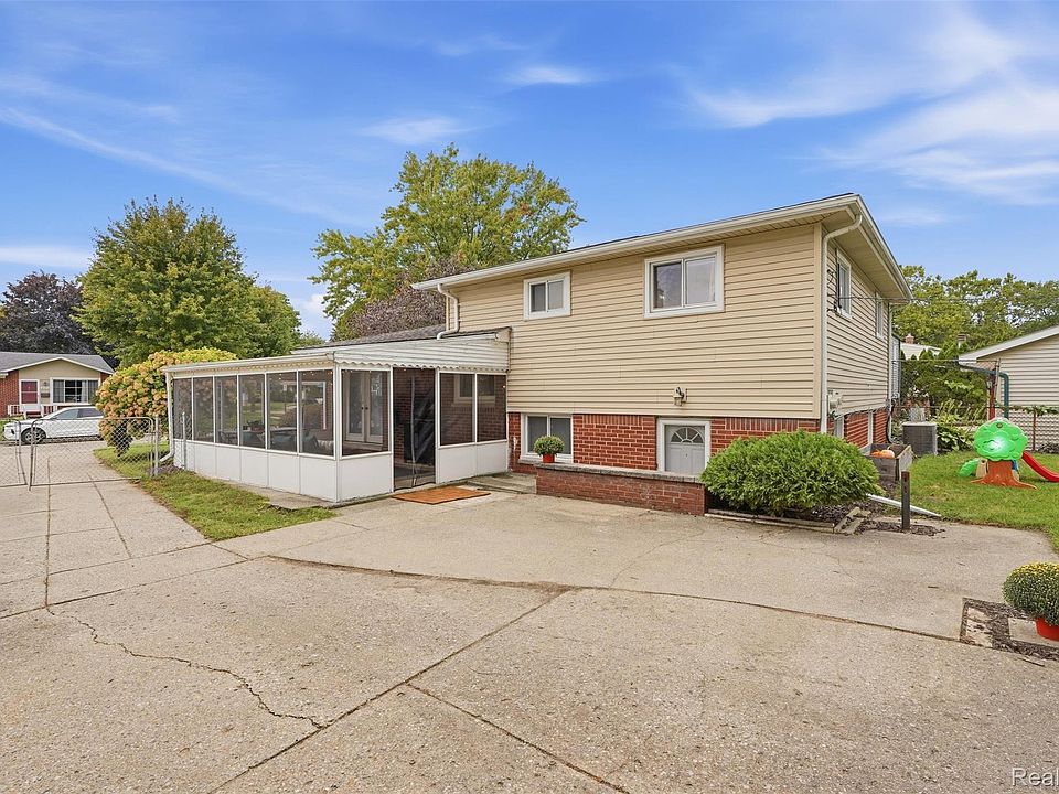 28282 Couzens Ave, photo 22
