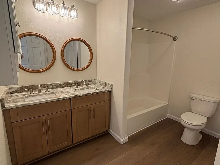1379 Stratford Ave — Photo 10