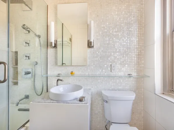 300 East 40th Street image 9 of 15