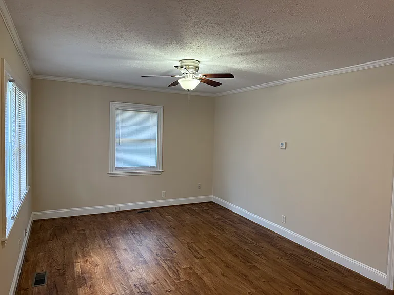 142 Hubert Dr — Photo 5