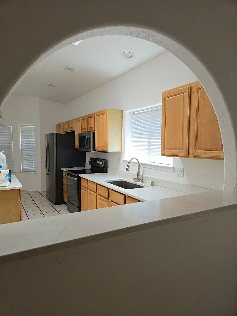 3 Bedroom, 2 Bathroom Home! Schedule a Showing! — Photo 2