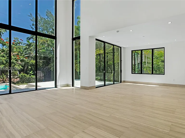345 W 46th St — Photo 9