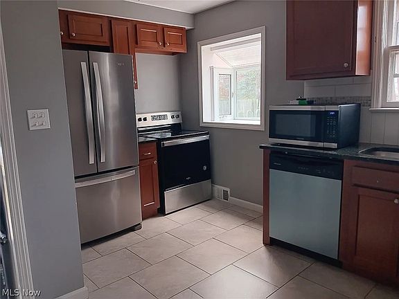 2nd image of 1362 Villa Dr