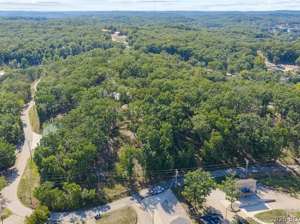 12 Chimney Poin, Sunrise Beach, MO 65079