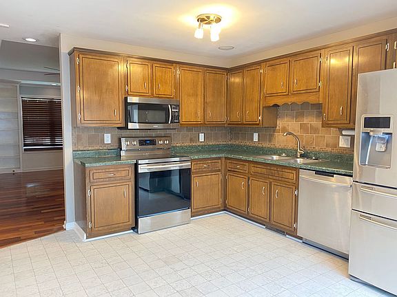 4th image of 2421 Senseney Dr