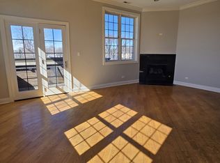 2338 W Morse Ave APT 3A, Chicago, IL 60645
