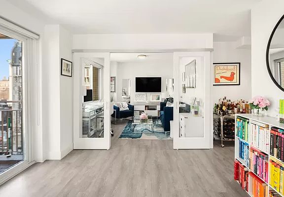 3rd image of 201 W 70th St APT 10C